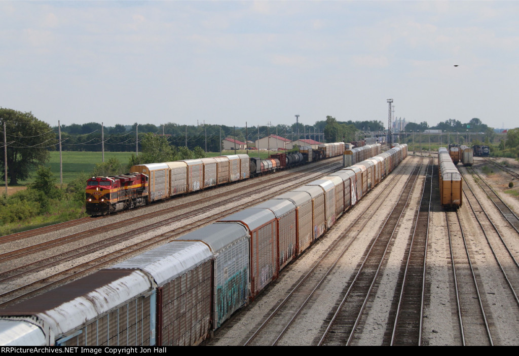Q132 comes north past the south end of Walbridge Yard with KCS 4600 leading